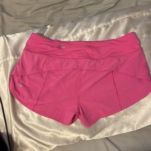 Lululemon sonic pink speed up shorts low rise 2.5’s